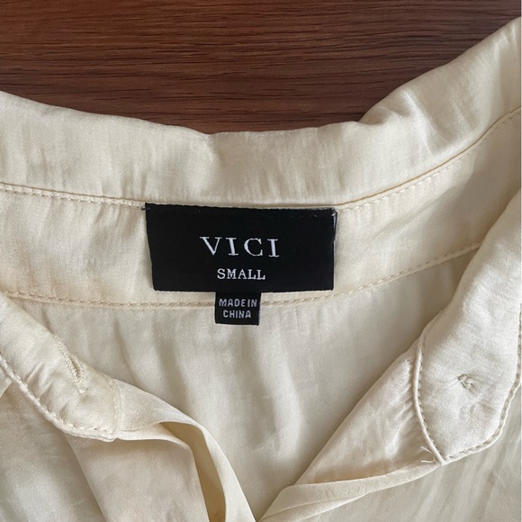 VICI Winn Cream Satin Button Down Blouse Size SMALL. Perfect Condition. - Picture 4 of 5